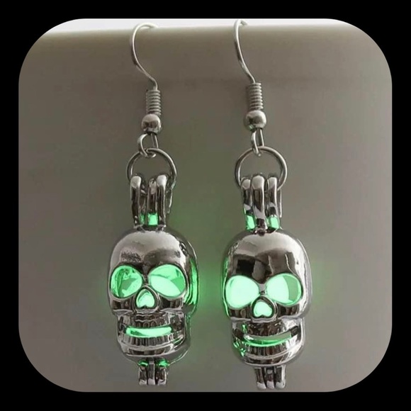 New Unique GREEN Solar Luminous Glow Halloween Skull 💀 Earrings
Super Cool! - Picture 3 of 5